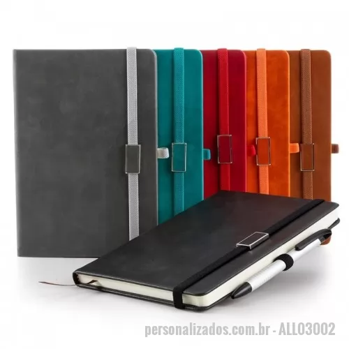 Caderno personalizado - Bloco de anotações emborrachado com suporte para caneta. Contém aproximadamente 96 folhas amarelas sem pauta, suporte de nylon para caneta (não acompanha), marcador de página em cetim e elástico para lacre com plaquinha de centro emborrachado.