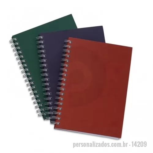 Caderno personalizado - Caderno com capa kraft colorida e espiral prata metálico. Possui aproximadamente 98 folhas brancas pautadas e páginas para: dados pessoais, calendário de 2020 à 2023 e planejamento.