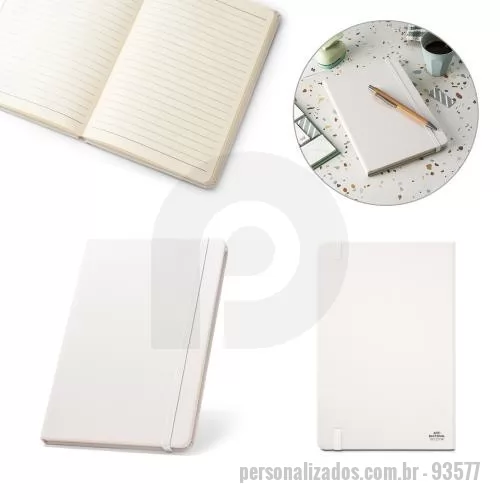 Caderno personalizado - Caderno A5 em PET reciclado com tratamento antibacteriano, segundo a certificação ISO 20743. Contém 80 folhas pautadas cor marfim, em papel proveniente de gestão florestal sustentável, elástico e fita separadora. 140 x 210 mm