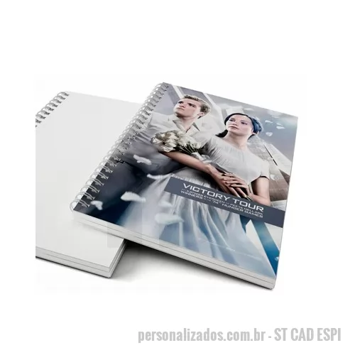 Caderno personalizado - Caderno Universitário Personalizado. Caderno Espiral do tipo wire-o Personalizado com aproximadamente 96 folhas pautadas e personalização feita em até 4 cores na capa e contra capa. Ele possui 9 páginas inicias com os dados pessoais, calendário, plan