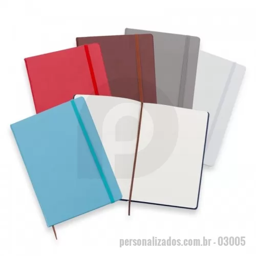 Caderno personalizado - Caderneta tipo moleskine couro sintético, marcador de página em cetim e fita elástica para fechar. Contém aproximadamente 78 folhas amareladas sem pauta.  Altura :  21,4 cm  Largura :  14,7 cm  Espessura :  1,2 cm  Medidas aproximadas para gravação (CxL):  20,5 cm x 13,5 cm  Peso aproximado (g):  250