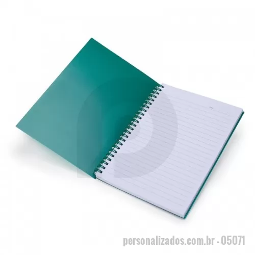 Caderno personalizado - Caderno A5 plástico com wire-o metálico. Capa em PP, contém aproximadamente 80 folhas brancas com pauta.  Altura :  21,2 cm  Largura :  15 cm  Espessura :  1,5 cm  Medidas aproximadas para gravação (CxL):  20,5 cm x 13 cm  Peso aproximado (g):  207