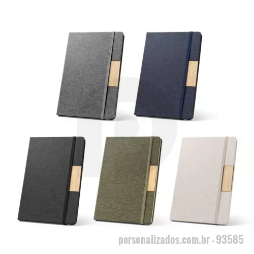 Caderno personalizado - Caderno A5 de capa dura em tecido poliéster 100% reciclado (100% rPET) e detalhe em bambu. O interior contém 80 folhas pautadas em papel cor marfim reciclado, fita separadora e elástico para fecho do caderno. A cor e o resultado da impressão nos materiais naturais pode variar entre produtos. 146 x 210 mm