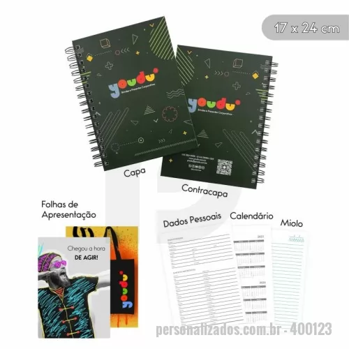 Caderno personalizado - Caderno Premium Personalizado no formato 17x24 cm, ideal para brindes corporativos e eventos especiais. Conta com capa dura empastada em papelão 20, proporcionando resistência e acabamento sofisticado. O miolo possui 100 folhas (200 páginas pautadas) em papel Offset 70g, impressas em 1x1 cor Pantone à escolha. Inclui lâmina de calendário, dados pessoais e duas lâminas de apresentação colorida (4x4 cores). O acabamento é feito em Wire-o disponível nas cores preto, branco ou prata, com laminação brilho ou fosca para um toque final elegante. Um brinde exclusivo e personalizado da Youdu Brindes.