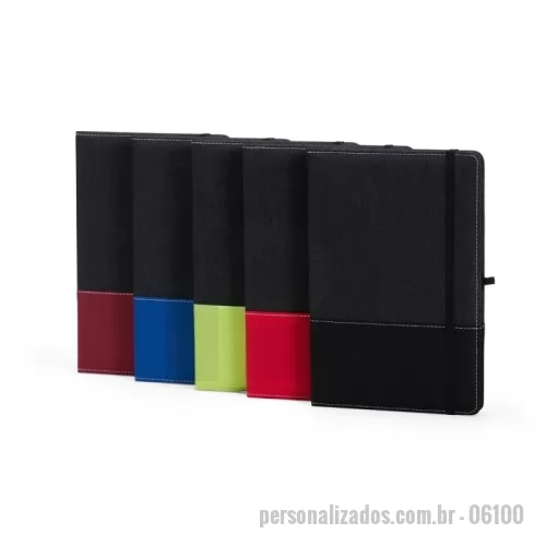 Caderno personalizado - Elegante e funcional, esta caderneta feita em políéster e rPET foi projetado para quem valoriza qualidade e praticidade. Contém aproximadamente 96 folhas brancas pautadas, perfeitas para anotações diárias ou ideias importantes. Com um marcador de página em cetim, elástico para fechamento seguro e porta-caneta lateral, é o companheiro ideal para manter suas anotações organizadas e acessíveis. Ideal para uso profissional, acadêmico ou pessoal, este caderno combina um acabamento refinado com a praticidade necessária para o dia a dia.