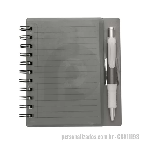 Caderno personalizado - Caderno Personalizado - CBX11193 - Caderno com capa plástica e encadernação wire?o, acompanha caneta de corpo plástico com detalhe emborrachado e escrita azul. Possui suporte integrado para encaixe da caneta, garantindo que você leve tudo junto com praticidade e estilo. Ideal para anotações rápidas, reuniões ou estudos.  Altura: 16,1 cm  Largura: 14,8 cm  Área para gravação: 1,2 cm x 3,8 cm  Peso: 146 g - 176041 - Caderno