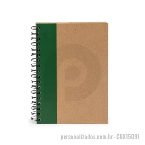 Caderno personalizado - Caderno Personalizado - CBX15091 - Caderno em capa kraft com espiral metálico, perfeito para organização e planejamento de longo prazo. Com aproximadamente 85 folhas brancas pautadas, inclui seções para dados pessoais, calendários de 2024 a 2026, planejamento anual e espaço para contatos. Seu design resistente alia rusticidade e funcionalidade, ideal para uso escolar, profissional ou pessoal.  Especificações:  Dimensões: 23,7 cm (A) x 17,9 cm (L) x 2 cm (E)  Área para gravação: 21 cm x 14 cm  Peso aproximado: 420 g - 176046 - Caderno