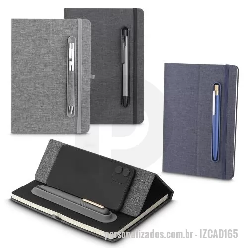 Caderno personalizado - Caderno produzido com capa em tecido RPET e suporte para caneta na capa, capa dobrável para suporte de smartphone, miolo com 80 folhas pautadas.