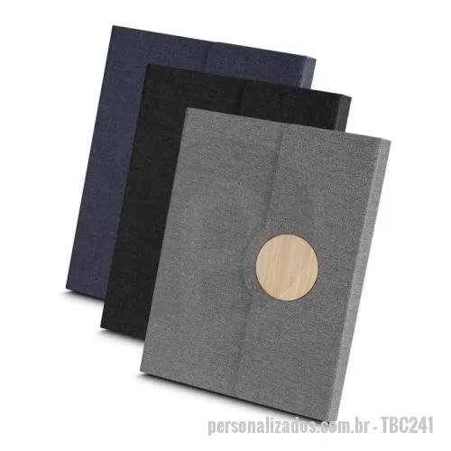 Caderno personalizado - Caderno de anotações, capa em tecido rpet e detalhe em bambú com suporte para caneta na parte interna, miolo com 80 folhas pautadas.