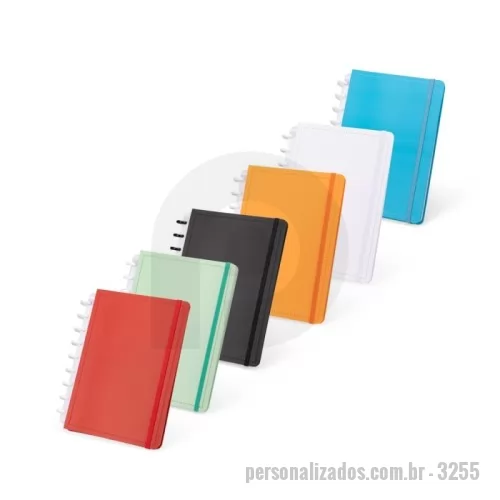 Caderno personalizado - Caderno de disco com capa dura em couchê, fechamento com elástico e sistema de encadernação por discos plásticos reposicionáveis. O sistema permite adicionar, retirar e reorganizar folhas compatíveis de forma prática, facilitando a organização e personalização do conteúdo. Possui aproximadamente 79 folhas brancas pautadas, com espaço para assinalar os dias da semana e datas numéricas. Ideal para brindes corporativos, eventos, treinamentos, reuniões, planejamento e uso diário.
