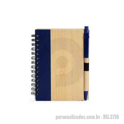 Caderno personalizado - Caderno com capa em casca de bambu, faixa colorida, encadernação Wire-O, ~70 folhas. Acompanha caneta esferográfica azul 0,8mm com corpo em papelão.