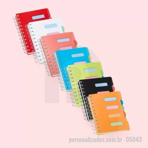 Caderno personalizado - Caderno pequeno com 4 divisórias e abas para identificações, capa plástica com wire-o metálico. Contém aproximadamente 103 folhas marfins e folha inicial com tarjas para organizar e identificar as divisórias.