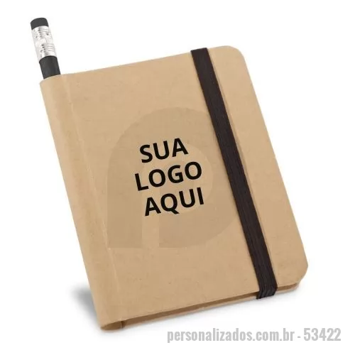 Caderno personalizado - O Caderno A7 é compacto e funcional, ideal para anotações rápidas no dia a dia, em reuniões ou como brinde corporativo. Possui capa rígida em papel, 140 páginas lisas (60 g/m²) e elástico de fechamento, garantindo praticidade e durabilidade. Acompanha um lápis com borracha na ponta, tornando o conjunto ainda mais completo. Este produto é feito de material proveniente de gestão florestal sustentável, reforçando o compromisso com práticas ecológicas e responsáveis.  Dimensões:  82 x 105 mm