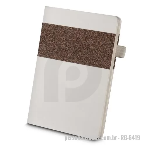 Caderno personalizado - Caderno de anotações, Capa com fibra de cana de ac?ucar, e detalhe em fibra de cafe e PU, suporte para caneta, miolo com 80 folhas pautadas na cor bege.