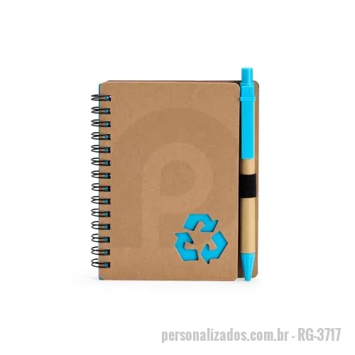 Caderno personalizado - Este caderno é uma ótima opção para fazer anotações sem abrir mão da sustentabilidade. Com capa produzida em papelão com detalhe vazado que remete ao símbolo da reciclagem, ele conta com encadernação Wire-O e aproximadamente 70 folhas brancas pautada