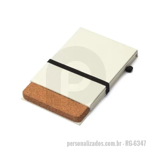 Caderno personalizado - Mini caderno produzido com papel de caixa de leite com capa dura, com 80 folhas, com papel em 80 (g/m2). Com cortiça na parte inferior, elástico na cor preta e porta caneta.