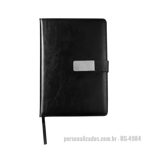 Caderno personalizado - Caderneta com capa em couro sintético, aba para fechamento com plaquinha metálica personalizável, marca-páginas em fita de cetim e aproximadamente 96 folhas marfim pautadas.
