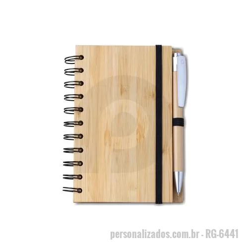 Caderno personalizado - Kit escritório, contendo: 1 Caderno de anotações 14 x 9cm capa de bambu com elástico, suporte para canetas e miolo com 60 folhas pautadas na cor bege. 1 Caneta de Bambu com detalhes em plástico. 60 folhas, 70g gramatura