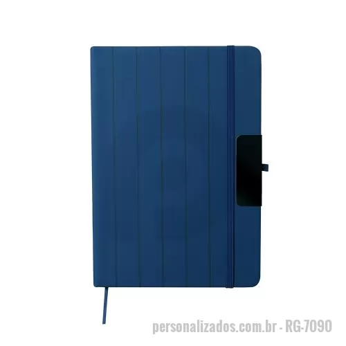 Caderno personalizado - Caderno com capa dura em PU com com textura e detalhes em linhas. além da placa metálica para personalização, 80 folhas internas pautadas em papel 70g/m². Possui elástico para fechamento, porta-caneta e marcador de página.