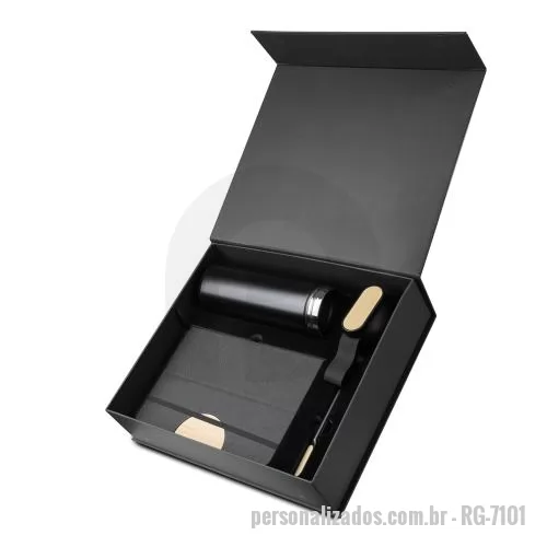 Caderno personalizado - Kit escritório contendo caderno A5 com capa em RPET e detalhe em bambu, possui 80 folhas pautadas em papel 70g/m², garrafa térmica (exterior 201/interior 304) com capacidade de 600ml, acabamento preto fosco, tampa em plástica PP com detalhe em bambu 