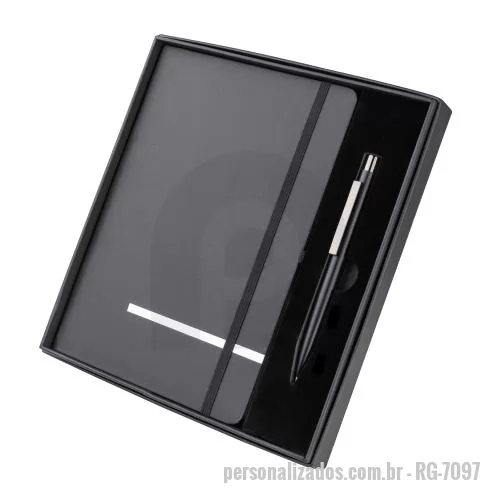 Caderno personalizado - Caderno tamanho A5 com capa dura, 80 folhas internas pautadas em papel 70g/m². Possui marcador de página e elástico de fechamento. Conta com uma caneta metálica de escrita azul. Acompanha caixa presenteável.