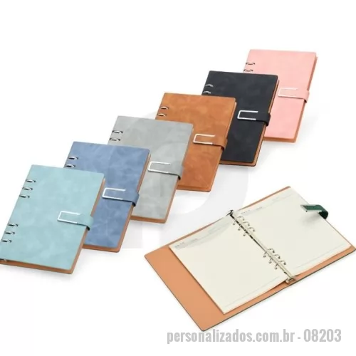 Caderno personalizado - Organize todas as anotações de forma prática com o nosso caderno fichário em PU. Com um design super elegante, ele tem capa dura no formato A5 e um fechamento de fivela imantado que protege as 119 folhas em papel marfim. Os seis anéis permitem retirar e reorganizar as folhas sempre que precisarem, deixando tudo do seu jeito. E para completar, a primeira folha traz um espaço especial para dados pessoais. Esse caderno fichário é a escolha perfeita para manter tudo organizado e com muita sofisticação.
