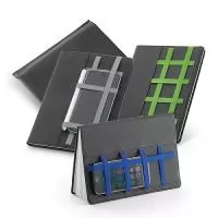 Caderno capa dura. C. sintético. Com 80 folhas não pautadas. Fornecido em embalagem de non-woven. Esferográfica não inclusa. 150 x 210 mm | Embalagem: 185 x 240 mm.