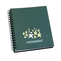 Com design moderno os cadernos universitários personalizados possuem grande aceitação de público. Ótimo brinde para promover e divulgar sua marca. Ele possui 96 folhas e capa dura feita de papel couché. Acabamento em wire-o e capa recortada