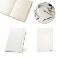 Caderno A5 em PET reciclado com tratamento antibacteriano, segundo a certificação ISO 20743. Contém 80 folhas pautadas cor marfim, em papel proveniente de gestão florestal sustentável, elástico e fita separadora. 140 x 210 mm