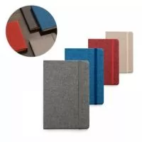 Caderno A5 com capa dura forrada em tecido poliéster e 80 folhas pautadas em cor marfim. Contém elástico e fita separadora. 137 x 210 mm