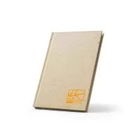 Caderno A5 de capa dura em resíduos de cevada 25% e pedaços de algodão reciclado 75%. O interior com 80 folhas pautadas de papel cevada 100% reciclada. Um caderno que se distingue por dar uma segunda vida a materiais que podem ser reciclados. 145 x 2