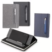 Caderno produzido com capa em tecido RPET e suporte para caneta, capa dobrável para suporte de smartphone, miolo com 80 folhas pautadas.  *Não acompanha caneta.
