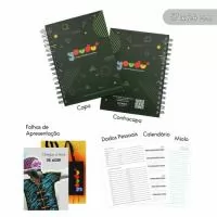 Caderno Premium Personalizado no formato 17x24 cm, ideal para brindes corporativos e eventos especiais. Conta com capa dura empastada em papelão 20, proporcionando resistência e acabamento sofisticado. O miolo possui 100 folhas (200 páginas pautadas) em papel Offset 70g, impressas em 1x1 cor Pantone à escolha. Inclui lâmina de calendário, dados pessoais e duas lâminas de apresentação colorida (4x4 cores). O acabamento é feito em Wire-o disponível nas cores preto, branco ou prata, com laminação brilho ou fosca para um toque final elegante. Um brinde exclusivo e personalizado da Youdu Brindes.