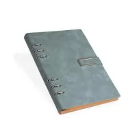 Caderno fichário em PU. Com um design super elegante, ele tem capa dura no formato 15x21cm e um fechamento de fivela imantado que protege as 119 folhas em papel marfim. Os seis anéis permitem retirar e reorganizar as folhas sempre que precisar. Personalização em Silkscreen na capa.