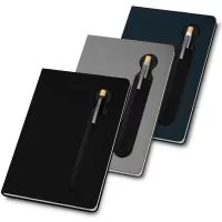 Caderno de anotações com suporte para caneta, capa dura em PU, miolo 80 folhas pautadas na cor bege. NÃO ACOMPANHA CANETA.