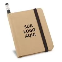 O Caderno A7 é compacto e funcional, ideal para anotações rápidas no dia a dia, em reuniões ou como brinde corporativo. Possui capa rígida em papel, 140 páginas lisas (60 g/m²) e elástico de fechamento, garantindo praticidade e durabilidade. Acompanha um lápis com borracha na ponta, tornando o conjunto ainda mais completo. Este produto é feito de material proveniente de gestão florestal sustentável, reforçando o compromisso com práticas ecológicas e responsáveis.  Dimensões:  82 x 105 mm