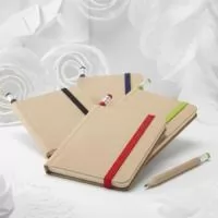 Caderno Capa Rígida A7 com 140 paginas lisas com 60 de gramatura e acompanha um lápis com borracha na ponta