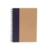 Caderno com capa kraft e espiral metálico. Possui aproximadamente 85 folhas brancas pautadas e folhas destinadas aos dados pessoais, calendário de 2024 à 2026, planejamento e contatos.