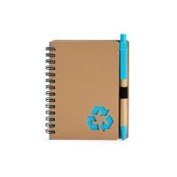 Este caderno é uma ótima opção para fazer anotações sem abrir mão da sustentabilidade. Com capa produzida em papelão com detalhe vazado que remete ao símbolo da reciclagem, ele conta com encadernação Wire-O e aproximadamente 70 folhas brancas pautada