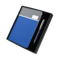 Kit escritório contendo caderno A5 com capa dura em PU cinza com detalhes em PU colorido e linhas prateadas, 80 folhas pautadas em papel 70g/m², fechamento magnético com placa metálica e caneta metálica na cor do produto. Acompanha estojo presenteáve