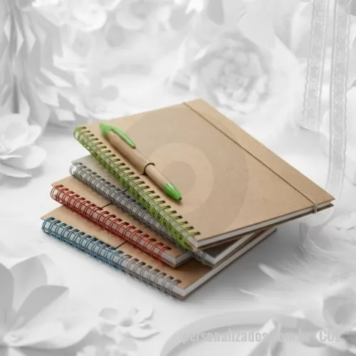 Caderno reciclado personalizado - Caderno Reciclado Capa dura em papel Cartão com paginas pautadas em papel 100% reciclado com suporte para caneta