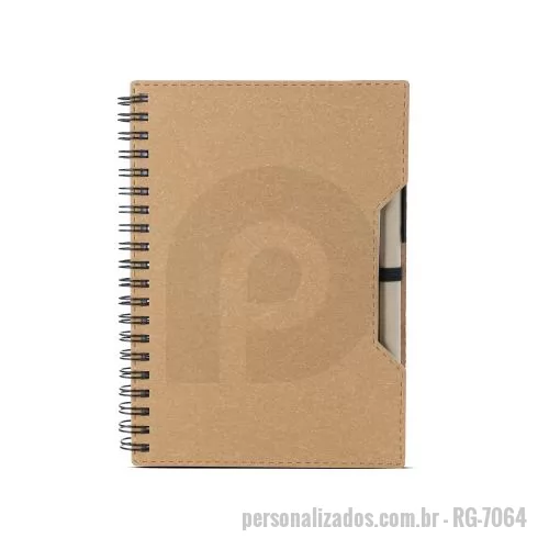 Caderno reciclado personalizado - Kit composto por caderno com capa em papelão, contendo 70 folhas internas sem pauta em papel 70g/m², acompanhado de blocos de notas adesivas para anotações e caneta confeccionada em papelão reciclado com detalhes em plástico