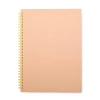 Caderno com capa em kraft e encadernação em espiral feita em plástico. Conta com aproximadamente 80 folhas brancas com pautas.