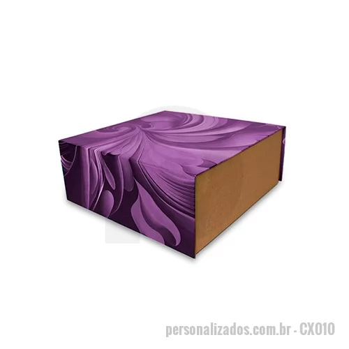 Caixa de papel ou papelão personalizada - Caixa personalizada para Kits e brindes é uma obra-prima de sofisticação e praticidade, projetada para acondicionar seus produtos de forma elegante e segura. Fabricada com papelão rígido, esta embalagem exala durabilidade e qualidade, proporcionando uma experiência premium desde o primeiro toque. O fechamento magnético adiciona um toque de requinte, tornando o acesso ao conteúdo do kit fácil e agradável. A base em kraft confere um visual natural e contemporâneo, enquanto a tampa revestida em couche 150g proporciona uma superfície suave e resistente. A impressão 4 cores e a laminação fosca dão vida à embalagem, permitindo a personalização com detalhes vibrantes e uma aparência refinada. Eleve a apresentação de seus produtos com esta Embalagem/Caixa para Kit, combinando a resistência do papelão rígido, o toque natural do kraft e o apelo visual da impressão colorida e laminação fosca. 