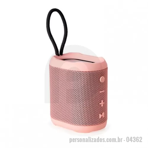 Caixa de som a prova d água personalizada - Caixa de som multimídia. Material plástico resistente a água, e falantes com acabamento em tecido, possui um cordão de nylon acoplado para facilitar o transporte. A caixinha funciona nos modos Bluetooth, Radio FM, Cartão TF (Micro SD), Auxiliar e USB. Possui bateria de longa duração, com autonomia de aproximadamente 35 horas continuas de reprodução. É possível emparelhar 2 caixinhas do mesmo modelo e executar o som sincronizado em ambas. Acompanha cabo USB e cabo auxiliar P2