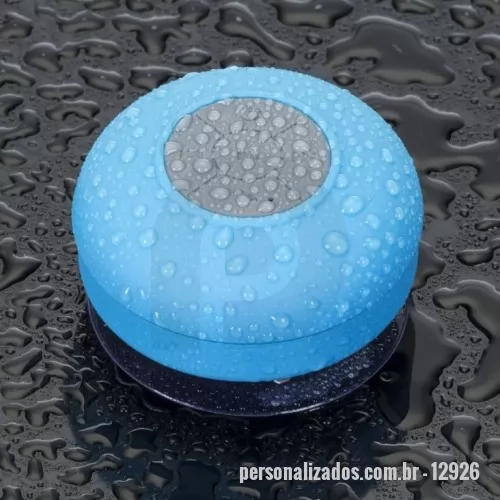 Caixa de som a prova d água personalizada - Caixa de Som Multimídia à prova D’Água  Descrição: Caixa de Som Multimídia à prova D’Água emborrachada com ventosa(pode ser removida). Possui play/pause no centro e botão com desenho de telefone deve ser apertado para atender ligações. Compátivel com Iphone, Ipad, Ipod, aparelhos de celular e tablets. Acompanha cabo.  Altura :  8,5cm  Largura :  8,5 cm  Espessura :  4,9 cm  Medidas aproximadas para gravação (CxL):  2 cm x 4 cm  Peso aproximado (g):  109