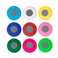 Caixa de Som Multimídia à prova D’Água emborrachada com ventosa(pode ser removida). Possui play/pause no centro e botão com desenho de telefone deve ser apertado para atender ligações. Compátivel com Iphone, Ipad, Ipod, aparelhos de celular e tablets. Acompanha cabo.  Altura: 8,5cm Largura: 8,5 cm Espessura: 4,9 cm