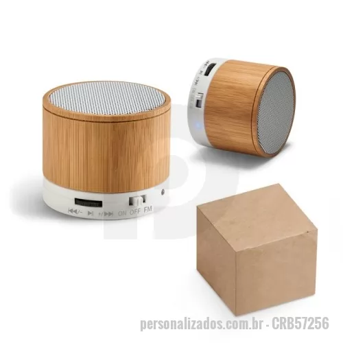 Caixa de Som com Bluetooth personalizada - Caixa de som com microfone em bambu. transmissão sem fios BT v3.0, ligação stereo 3,5 mm e leitor de cartões TF e potência de 3W (4?). Bateria com capacidade até 300 mAh e autonomia aproximada de 3 horas. Função para atender chamadas, controle de volume, conexão à playlist do dispositivo móvel e rádio FM. Incluso cabo USB / micro USB para carregar e cabo de áudio (Jack/Jack). Fornecida em caixa presente de papel kraft. ø60 x 52 mm