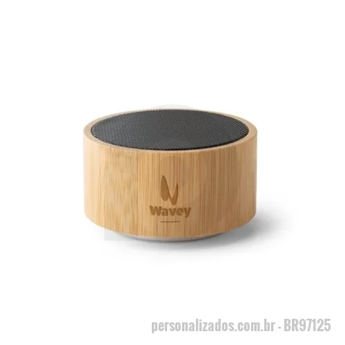 Caixa de Som com Bluetooth personalizada - Caixa de som em bambu e ABS. Possui transmissão sem fios BT v5.0 para se conectar ao seu dispositivo móvel. Tem bateria com potência de 3W e capacidade até 300 mAh que permite autonomia aproximada de 2 horas. Fornecido em caixa presente de papel kraft. Ø74 x 42 mm