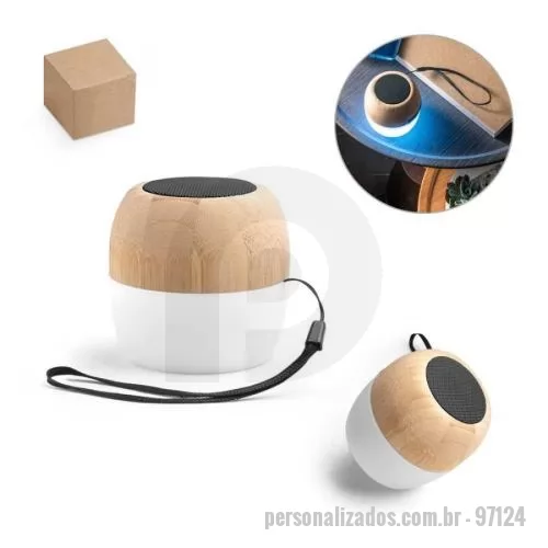 Caixa de Som com Bluetooth personalizada - Caixa de som em bambu com pega em PP. Contém 3 diferentes luzes LED e transmissão sem fios BT v5.0 para se conectar ao seu dispositivo móvel. Possui uma potência de 3W, capacidade até 300 mAh e autonomia aproximada de 2 horas. Fornecido em caixa pres